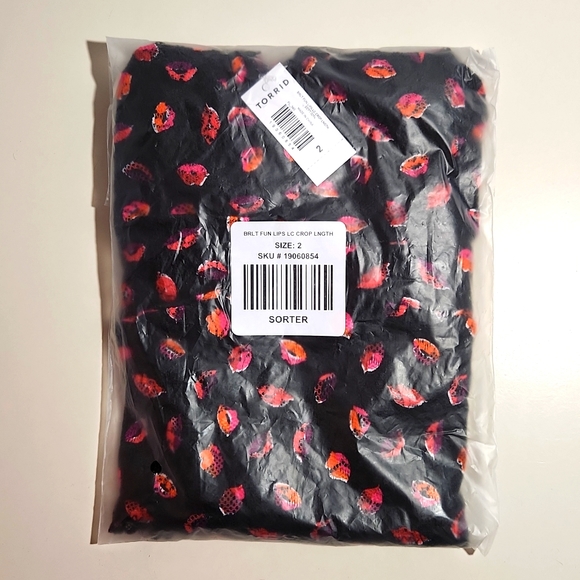 ❤️NWT TORRID BRALETTE - POWER MESH LINING - LACE TRIM ADJUSTABLE KISS LIPS PRINT - Picture 3 of 7